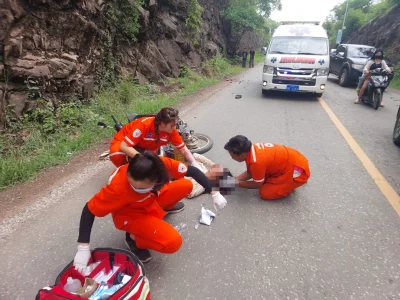 可怕！老挝一女子骑摩托车行走时被滚石砸中，头破血流
