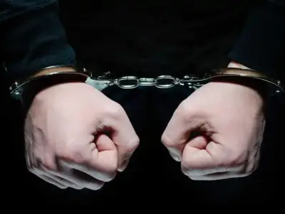 2名中国人无证驾驶、非法持枪被捕！