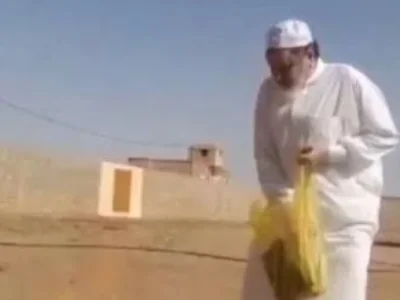 欠他的钱可以不用还了！沙特商人在宰牲节期间烧掉账本