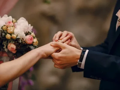 来喝喜酒还是哭丧？大马女子结婚摆酒，亲戚一家人穿全黑出席！