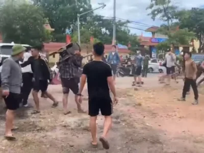 越南版古惑仔？两群男青年在街头“血战”