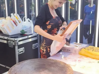 狗头萝莉开到小腿的裙子又被举报了，说她穿着有女性曲线算暴露