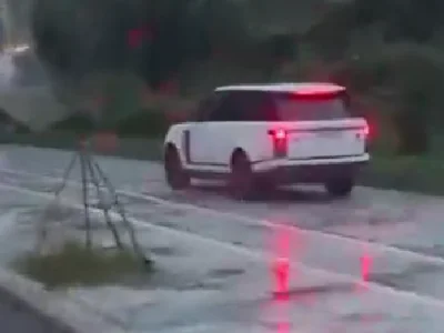 昨天砸车，今天人行道开车... ...你让西港本地人如何能尊重你？