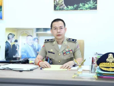 金边一辆汽车突然遭拦截，警方：根据逮捕令执法！