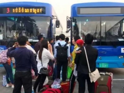 大巴开始载送人民返回金边