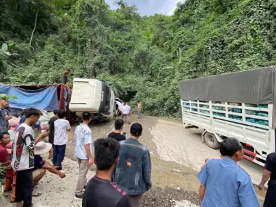 土匪山路太烂，大货车又翻车，路堵了！