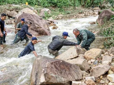 瀑布边露营遭洪水冲走，1人仍下落不明