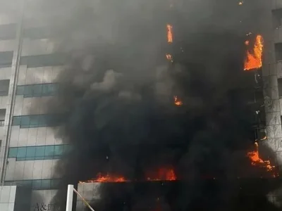 阿治曼住宅楼再起大火，16套公寓被烧毁，13辆汽车受损！