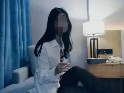捞女们被91探花整怕了，现在进宾馆要么关灯，要么关手机