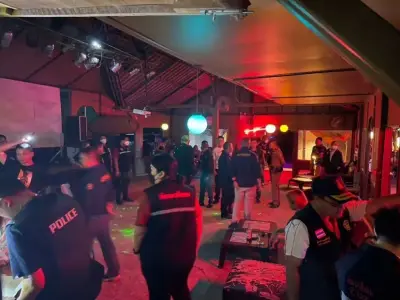 泰国一卡拉OK暗藏春色，未成年女性大跳脱衣舞