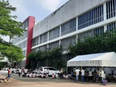 胡志明市一家外资服装厂“踩雷”，要裁员600多人，被当局叫停！工人表示：用青春推动公司发展，现在却逼我们辞职
