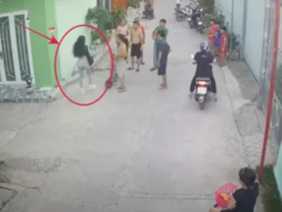 可怜！一名孤儿被绑剥光衣服绑在电线杆上打
