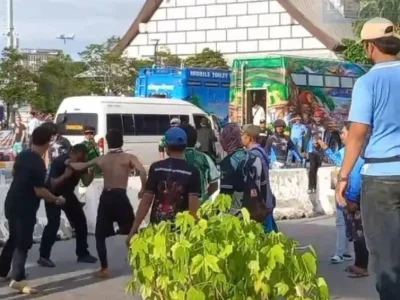 泰国芭堤雅快艇商贩为争抢游客大打出手
