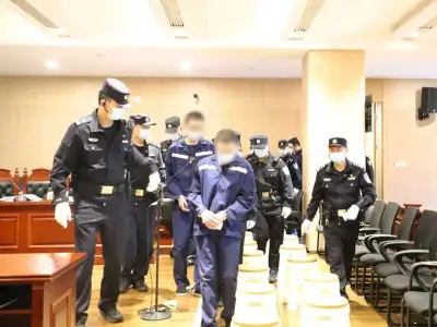 21名在阿联酋跨国电诈的嫌疑人上午站上被告席，已查实骗得500余万元