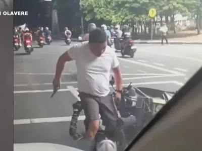 马卡蒂市街头便衣警察与通缉犯发生扭打