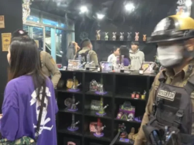 泰国一歹徒冒充警察持刀抢劫大麻店