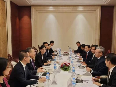 中共中央对外联络部部长刘建超在万象同老挝人革党中联部部长通沙万举行会谈