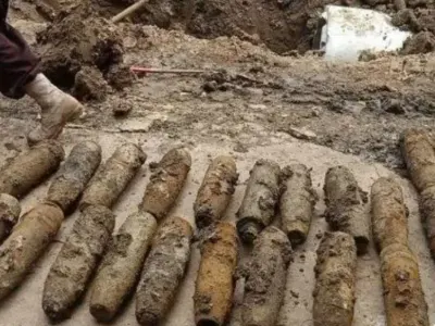 工人挖下水道挖出近100枚炸弹