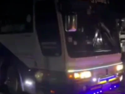 危险！网友拍大巴深夜走南13号公路视频！