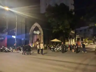 巧遇前女友后与现任女友吵架打闹，惊动警方前来干预