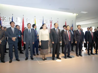 老挝总理宋赛携夫人及高官一行到访中国东信