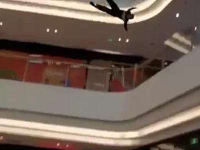 网友投稿：刚刚马尼拉一商场有人跳楼