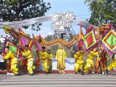 河内秋季狂欢节在还剑湖步行街举行