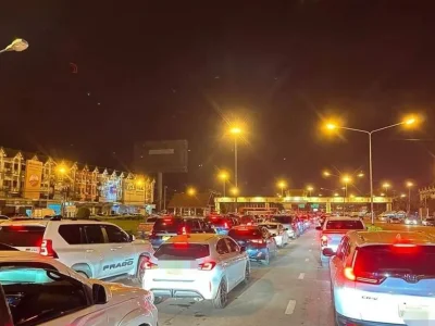 老挝人热衷泰国自驾游，廊开友谊大桥车辆过关排长龙