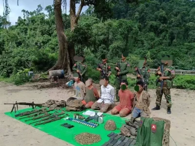 缅甸军方下山取粮食的士兵遭伏击5人被俘虏，被逼下跪