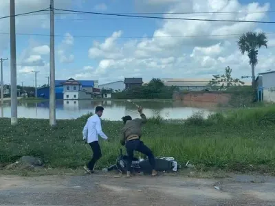 茶胶省路段两伙少年古惑仔公开殴斗互砍