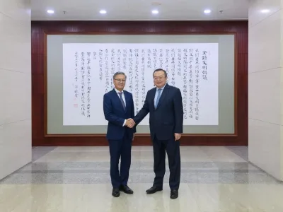 外联部部长刘建超同老挝人革党中联部部长通沙万举行会谈