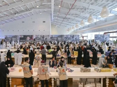 上千名志愿者在阿布扎比为加沙的巴勒斯坦人打包1.3万箱救援物资