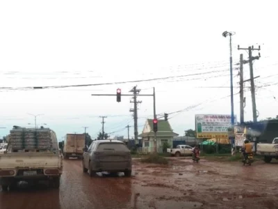 大坑连小坑、下雨全是泥浆！老挝宣布重修赛塔尼县13号公路