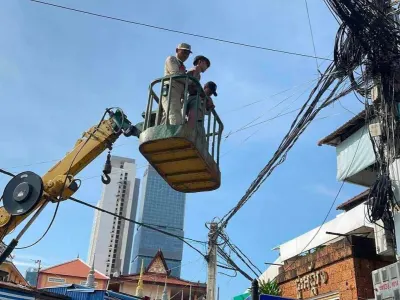 今早6点多，金边一男子疑似吸毒后爬上电线杆