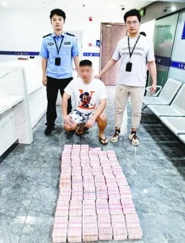 男子去银行带4个行李箱17张银行卡取现451.8万  职员果断报警