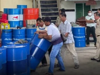 金边警方打击假机油制造厂，查获数吨冒牌机油！
