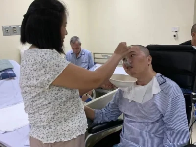 在越同胞中国义安小虎 遭遇车祸，湖北商会出手相助：请护工 联系其家人