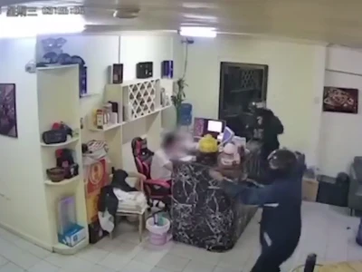 网友投稿：帕赛一家餐厅的工作人员被武装人员劫持后受伤