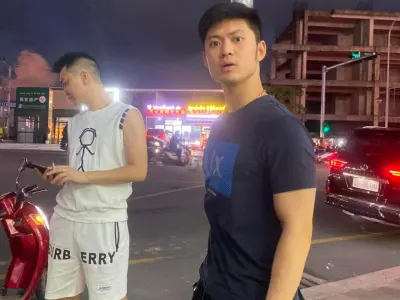 网友投稿：西港两中国男子追尾摩托车 辱骂受害者后逃逸