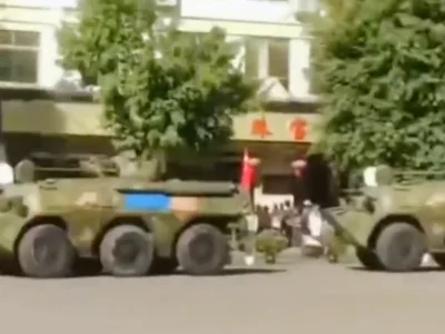 中国的军队已到达瑞丽口岸 目前在关口待命