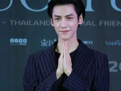 中国明星罗云熙抵泰！粉丝挤爆机场！