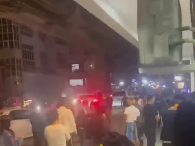 木姐大国门两个人因抢钱，被大兵的抓到直接打个半死