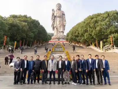 西港省长参观中国灵山大佛