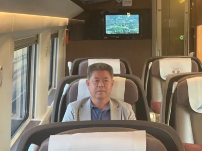 西港省长体验中国高铁，大赞中国速度！