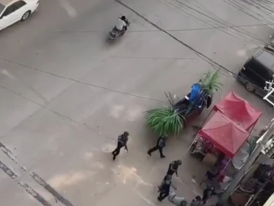 网友投稿：果敢老街，警察当街暴打跑路的中国人