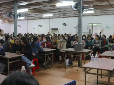 越南又一企业遭罢工，工人们聚集厂门口，要求涨工资、改善管理人员的态度